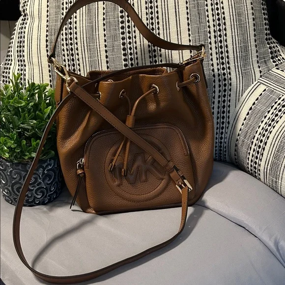 Michael Kors Brynn Bucket Bag NWOT - Picture 8 of 12